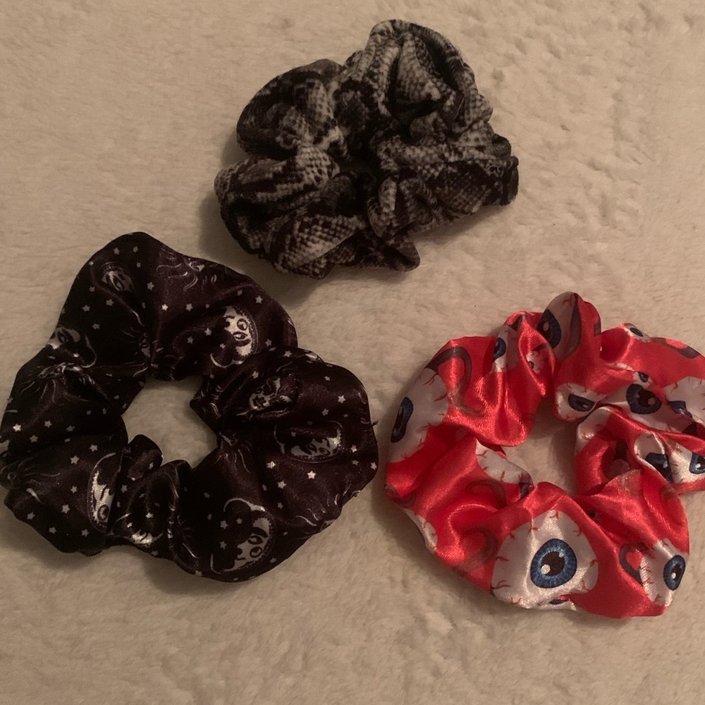 🐿 3 Pack of new scrunchies